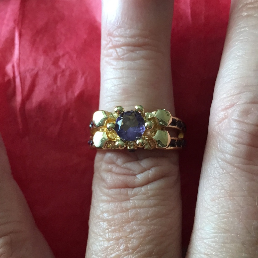 Gold tone size 7 garnet ring